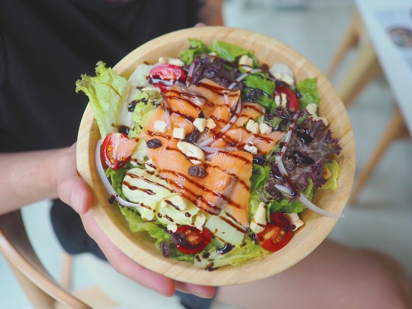 《 Listening67 林森 67》台中西區超好拍純白貨櫃玻璃屋，玻璃屋包廂就像隱藏在都市裡的森林系灶咖｜下午茶