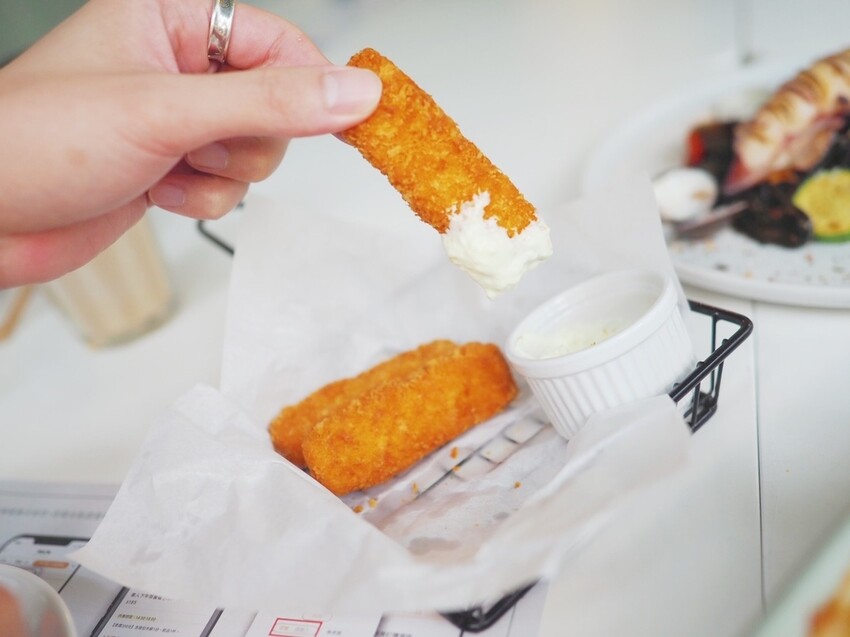 《 Listening67 林森 67》台中西區超好拍純白貨櫃玻璃屋，玻璃屋包廂就像隱藏在都市裡的森林系灶咖｜下午茶