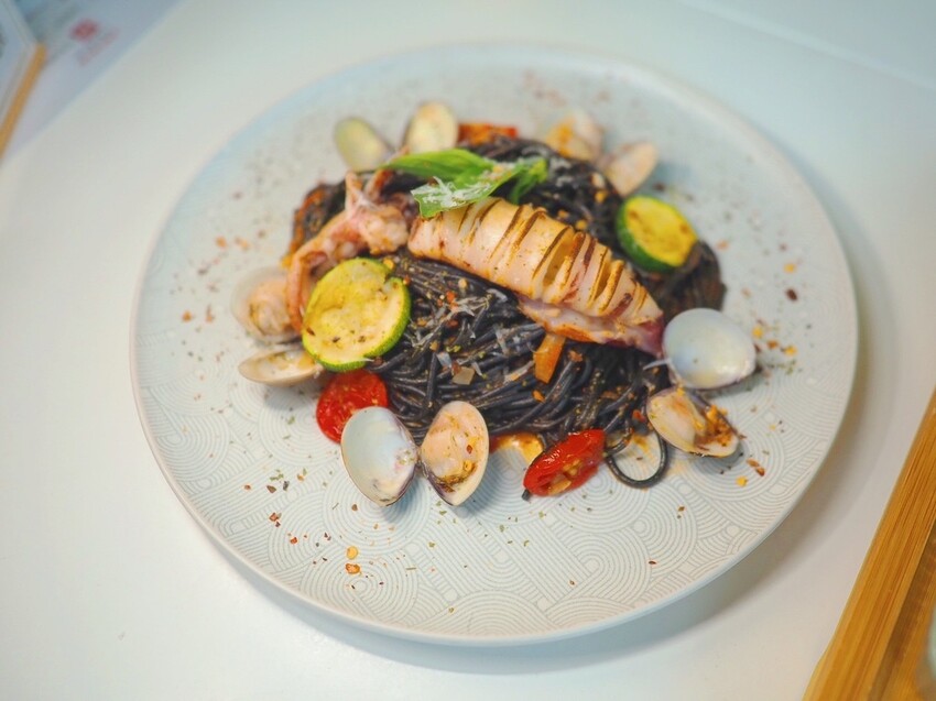 《 Listening67 林森 67》台中西區超好拍純白貨櫃玻璃屋，玻璃屋包廂就像隱藏在都市裡的森林系灶咖｜下午茶