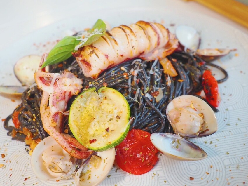 《 Listening67 林森 67》台中西區超好拍純白貨櫃玻璃屋，玻璃屋包廂就像隱藏在都市裡的森林系灶咖｜下午茶