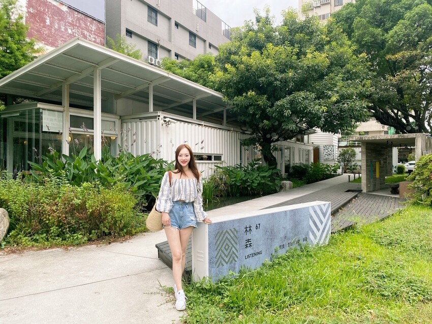 《 Listening67 林森 67》台中西區超好拍純白貨櫃玻璃屋，玻璃屋包廂就像隱藏在都市裡的森林系灶咖｜下午茶