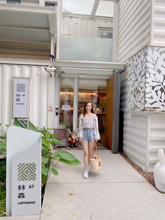 《 Listening67 林森 67》台中西區超好拍純白貨櫃玻璃屋，玻璃屋包廂就像隱藏在都市裡的森林系灶咖｜下午茶
