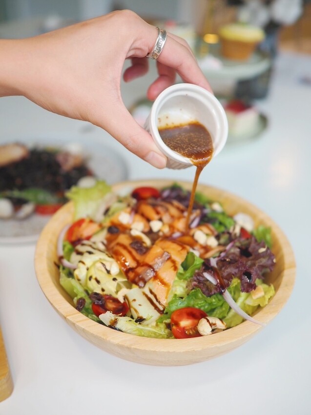 《 Listening67 林森 67》台中西區超好拍純白貨櫃玻璃屋，玻璃屋包廂就像隱藏在都市裡的森林系灶咖｜下午茶