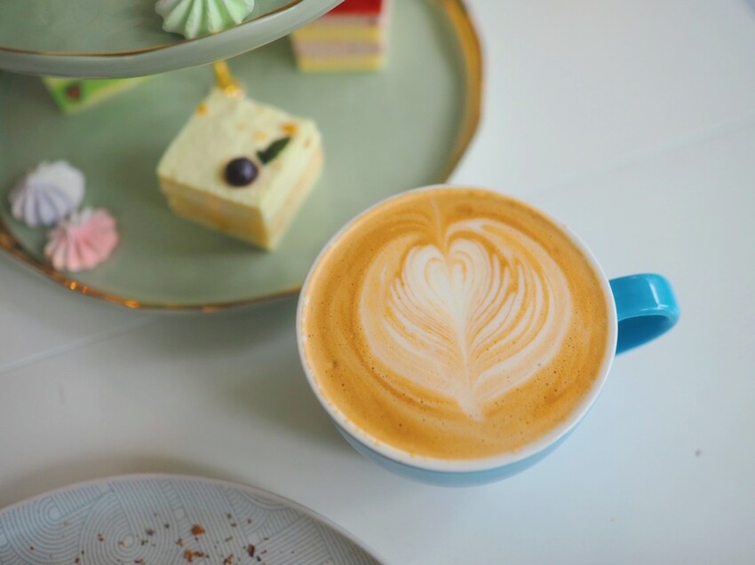 《 Listening67 林森 67》台中西區超好拍純白貨櫃玻璃屋，玻璃屋包廂就像隱藏在都市裡的森林系灶咖｜下午茶