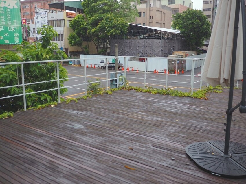 《 Listening67 林森 67》台中西區超好拍純白貨櫃玻璃屋，玻璃屋包廂就像隱藏在都市裡的森林系灶咖｜下午茶