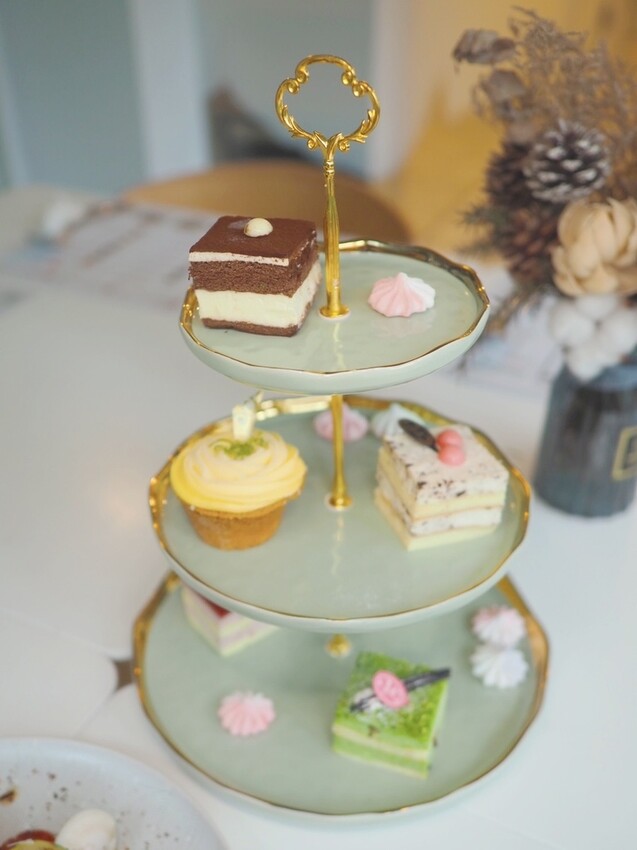 《 Listening67 林森 67》台中西區超好拍純白貨櫃玻璃屋，玻璃屋包廂就像隱藏在都市裡的森林系灶咖｜下午茶