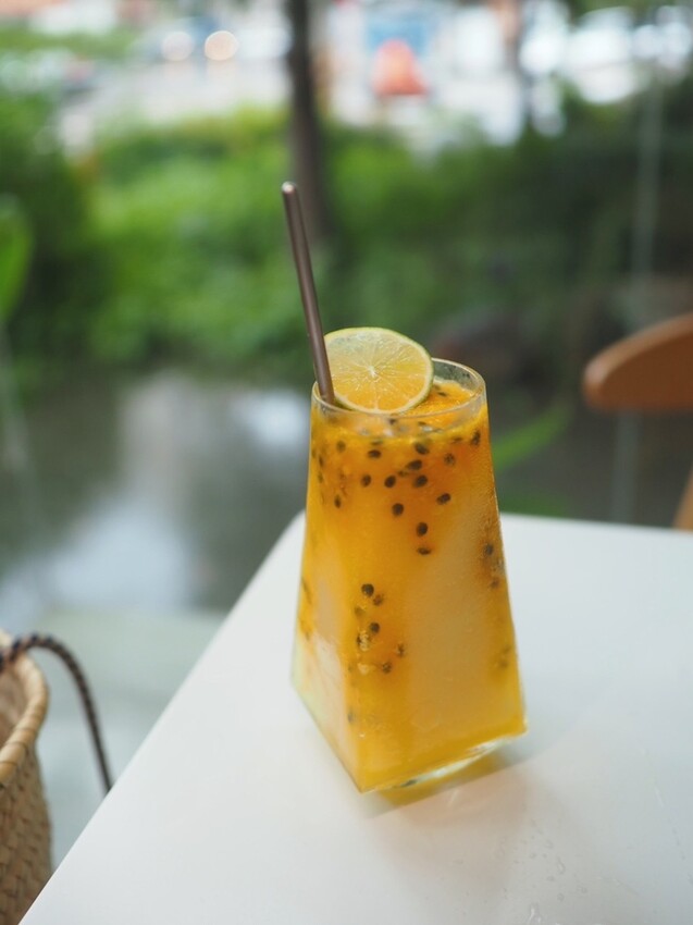 《 Listening67 林森 67》台中西區超好拍純白貨櫃玻璃屋，玻璃屋包廂就像隱藏在都市裡的森林系灶咖｜下午茶