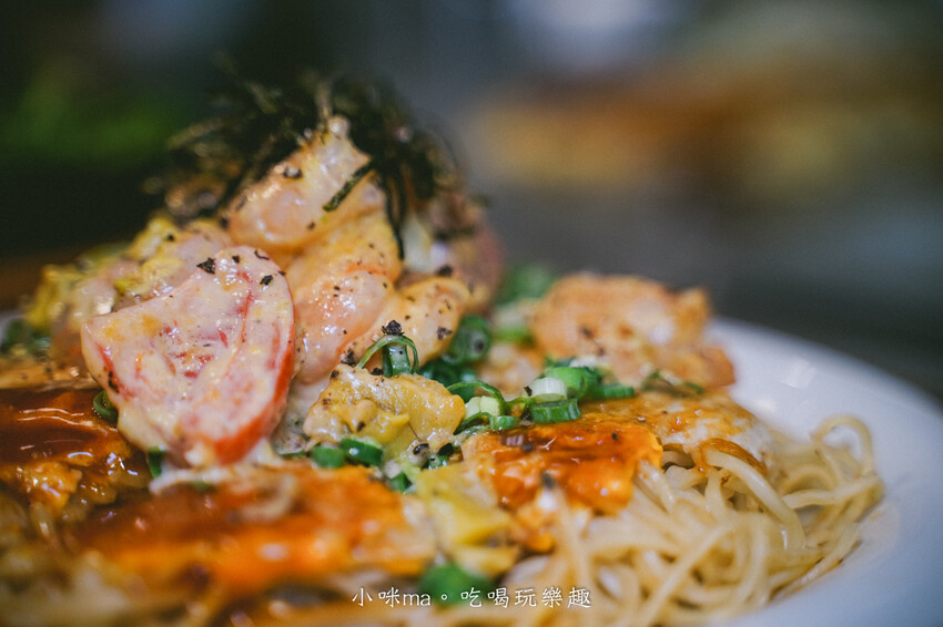 赤鐵廣島燒專賣店-民權店｜台北也吃得到正宗日本廣島燒，日本人開的，餡料堆疊11層有夠浮誇！捷運民權西路站