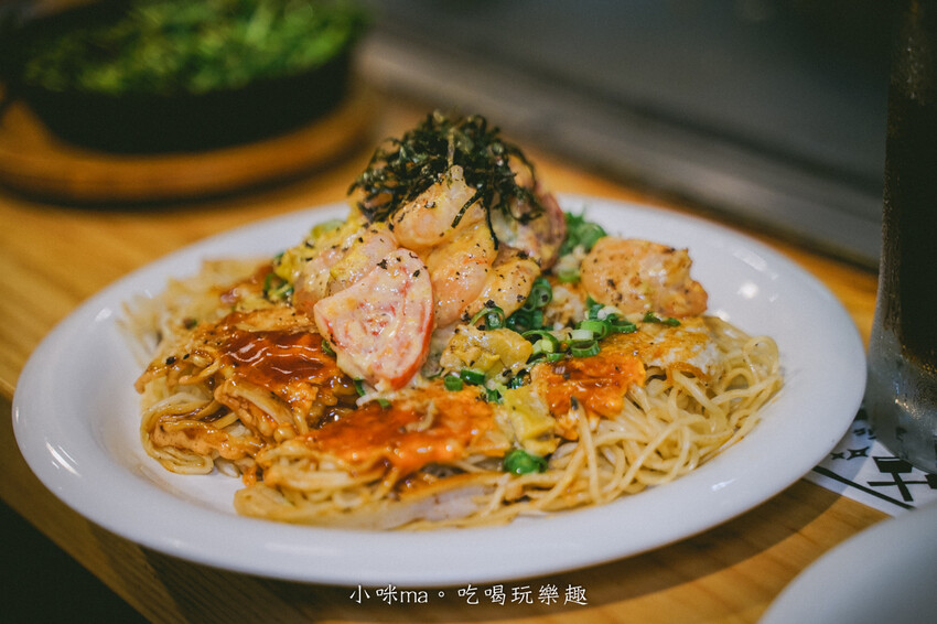 赤鐵廣島燒專賣店-民權店｜台北也吃得到正宗日本廣島燒，日本人開的，餡料堆疊11層有夠浮誇！捷運民權西路站