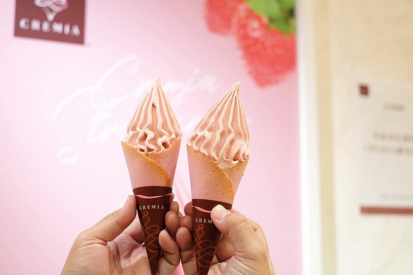 草莓控必吃！CREMIA甘王草莓霜淇淋，冬季限定。