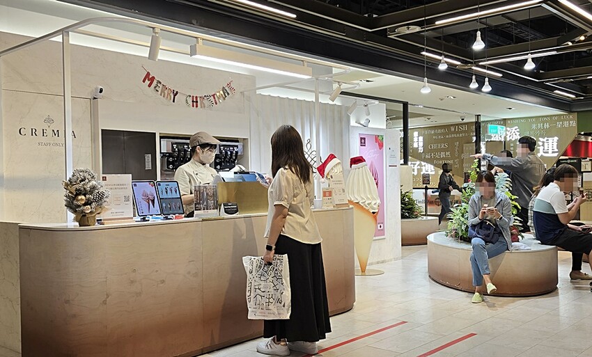 草莓控必吃！CREMIA甘王草莓霜淇淋，冬季限定。