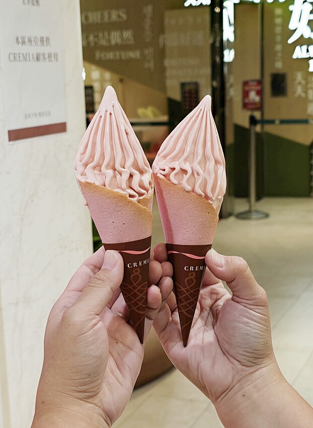 草莓控必吃！CREMIA甘王草莓霜淇淋，冬季限定。