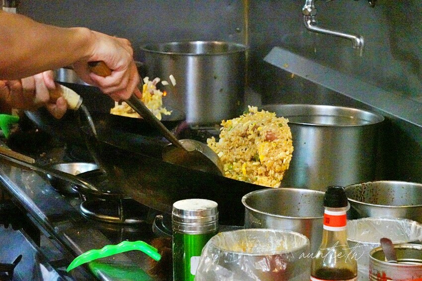 【新北】金山|無双炒飯,生意太好鍋子甩不停,必點蔥花蛋,金山熱炒推薦 (無雙炒飯)