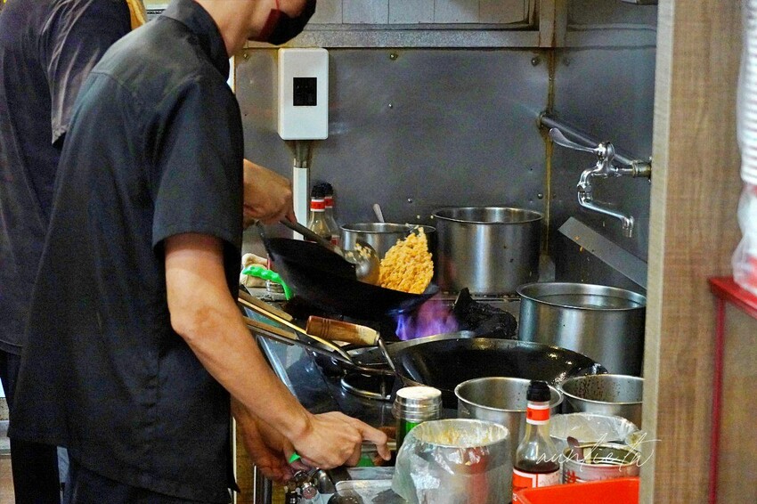 【新北】金山|無双炒飯,生意太好鍋子甩不停,必點蔥花蛋,金山熱炒推薦 (無雙炒飯)