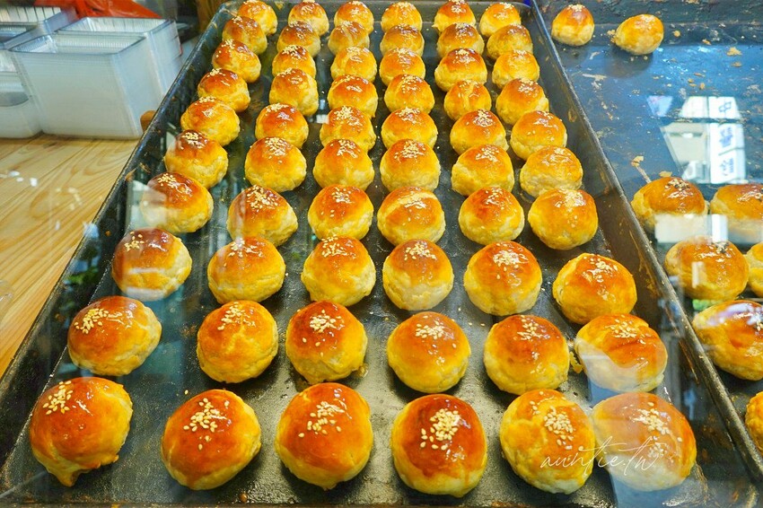【台中】東區｜正月初一手做蛋黃酥，一顆40元，甜度適中不膩口，台中平價蛋黃酥推薦