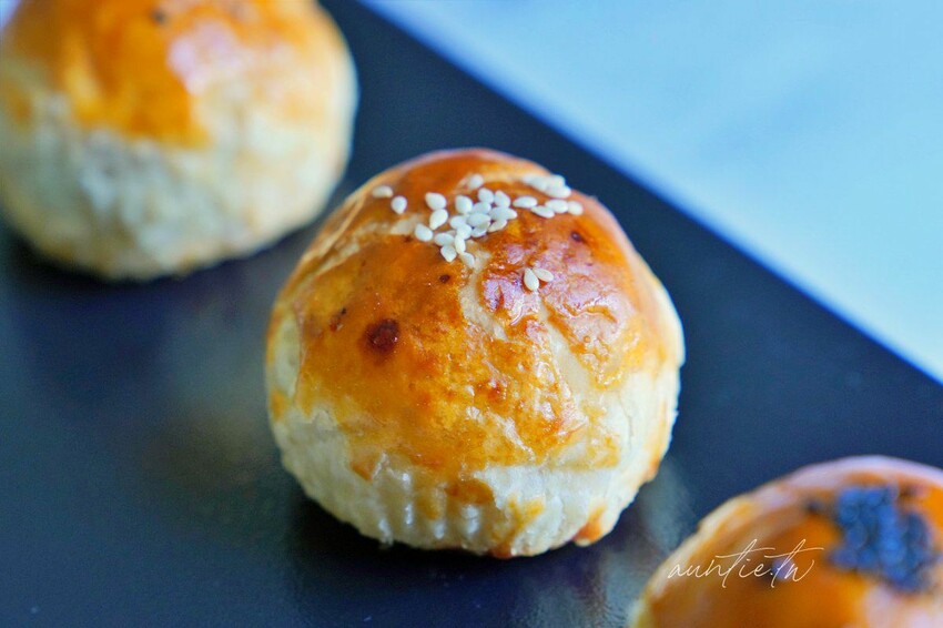 【台中】東區｜正月初一手做蛋黃酥，一顆40元，甜度適中不膩口，台中平價蛋黃酥推薦