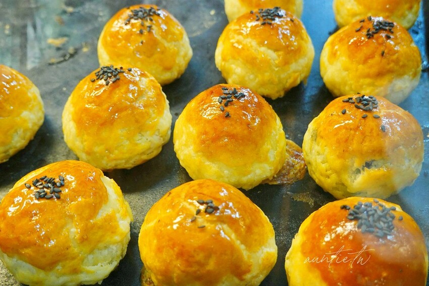 【台中】東區｜正月初一手做蛋黃酥，一顆40元，甜度適中不膩口，台中平價蛋黃酥推薦