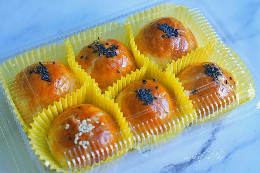 【台中】東區｜正月初一手做蛋黃酥，一顆40元，甜度適中不膩口，台中平價蛋黃酥推薦