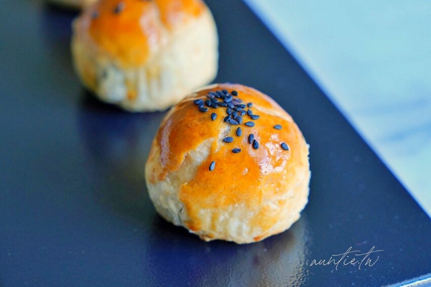 【台中】東區｜正月初一手做蛋黃酥，一顆40元，甜度適中不膩口，台中平價蛋黃酥推薦