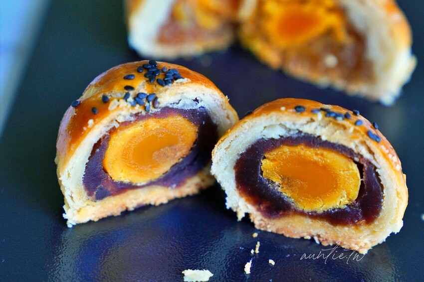 【台中】東區｜正月初一手做蛋黃酥，一顆40元，甜度適中不膩口，台中平價蛋黃酥推薦