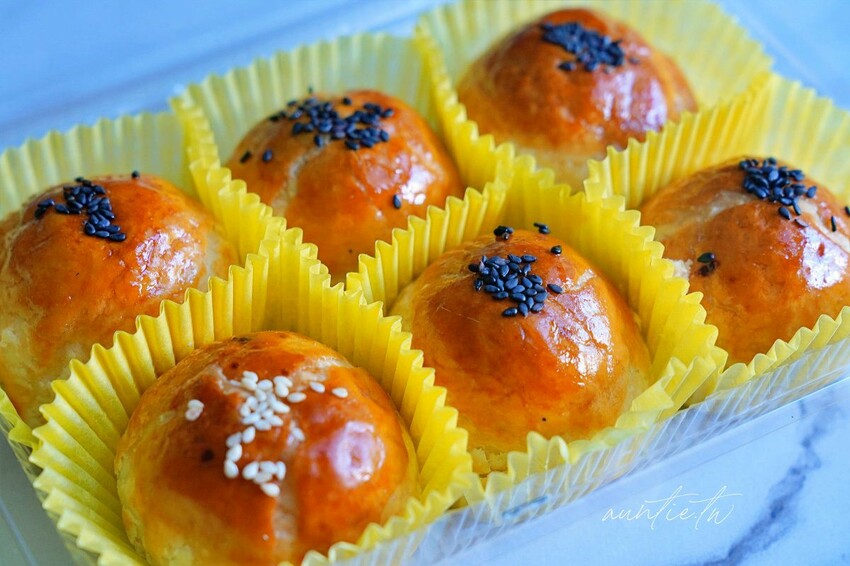 【台中】東區｜正月初一手做蛋黃酥，一顆40元，甜度適中不膩口，台中平價蛋黃酥推薦