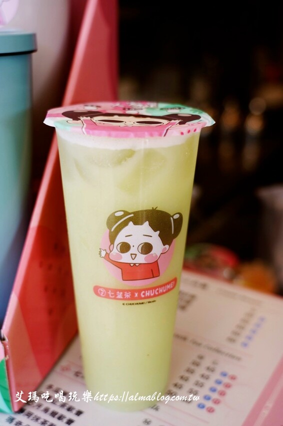 把啾啾妹收集起來！手搖飲4種杯身杯膜，竟然還能當告白情書？超搶手聯名環保杯才299元，直接買起來～