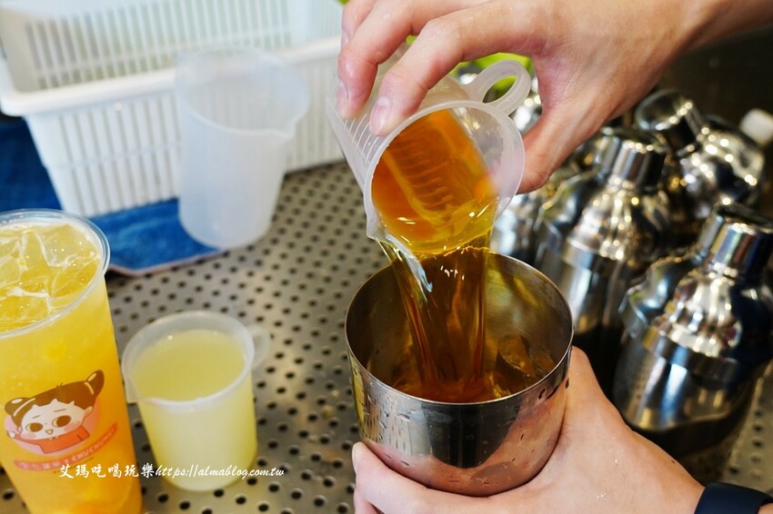 把啾啾妹收集起來！手搖飲4種杯身杯膜，竟然還能當告白情書？超搶手聯名環保杯才299元，直接買起來～