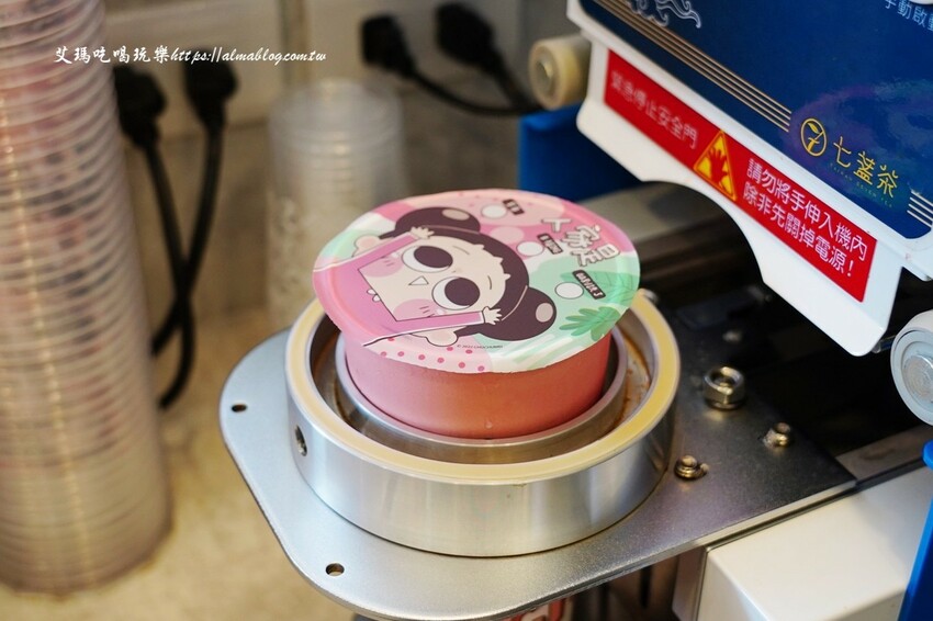 把啾啾妹收集起來！手搖飲4種杯身杯膜，竟然還能當告白情書？超搶手聯名環保杯才299元，直接買起來～