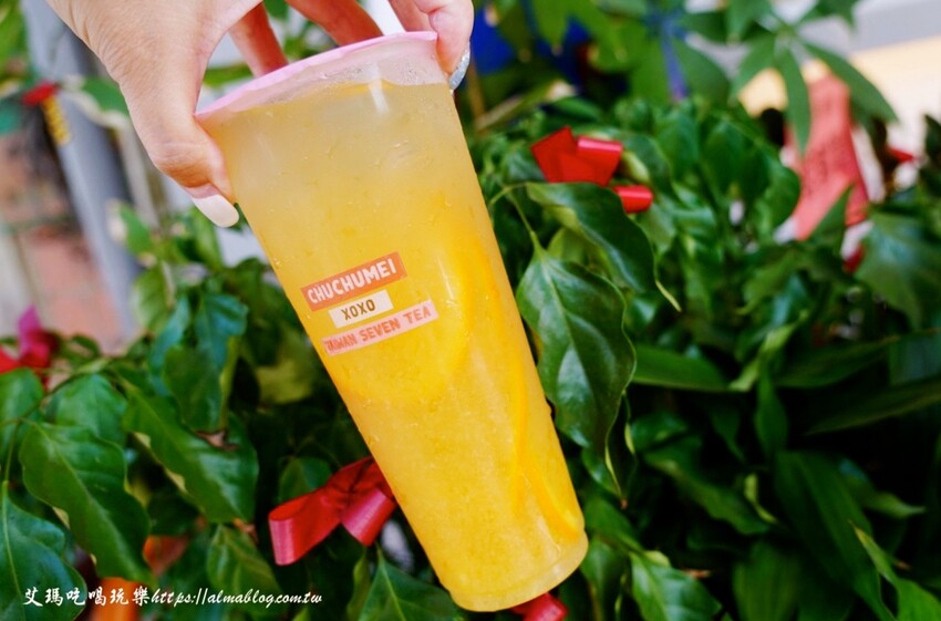 把啾啾妹收集起來！手搖飲4種杯身杯膜，竟然還能當告白情書？超搶手聯名環保杯才299元，直接買起來～