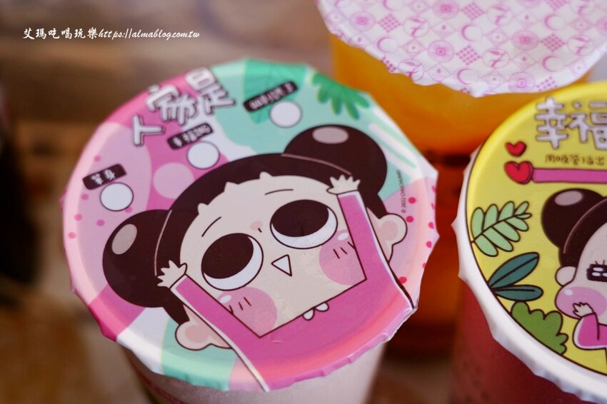 把啾啾妹收集起來！手搖飲4種杯身杯膜，竟然還能當告白情書？超搶手聯名環保杯才299元，直接買起來～