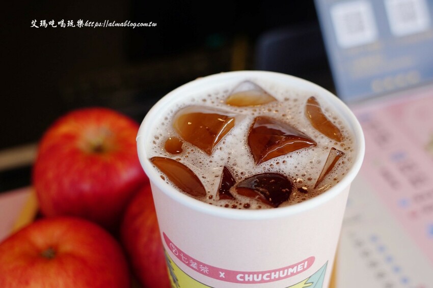 把啾啾妹收集起來！手搖飲4種杯身杯膜，竟然還能當告白情書？超搶手聯名環保杯才299元，直接買起來～