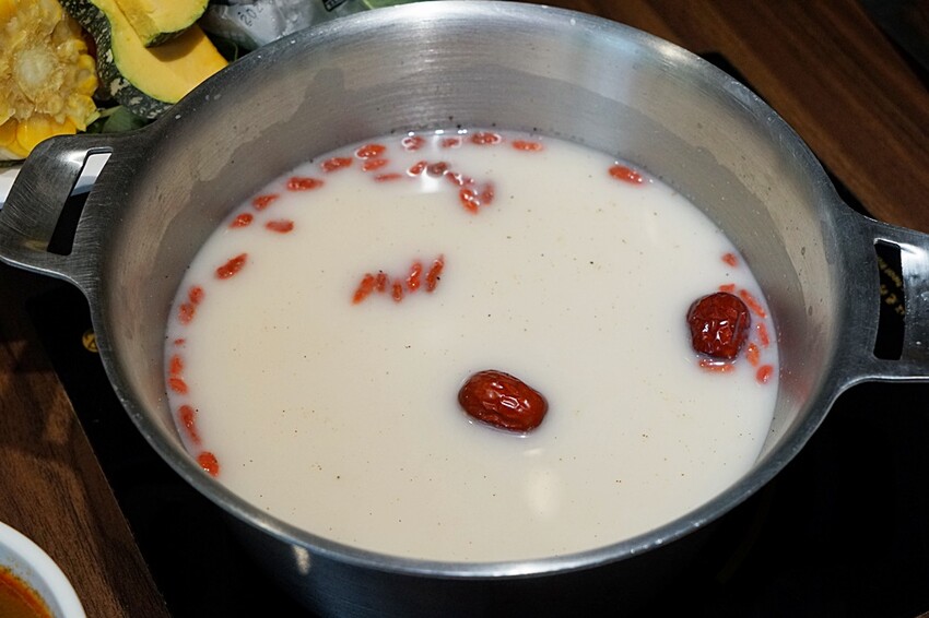 台中霧峰野菜放題鍋物專門店，超過40種以上食材讓你無限吃！限時優惠活動肉品買一送一，還免服務費！！