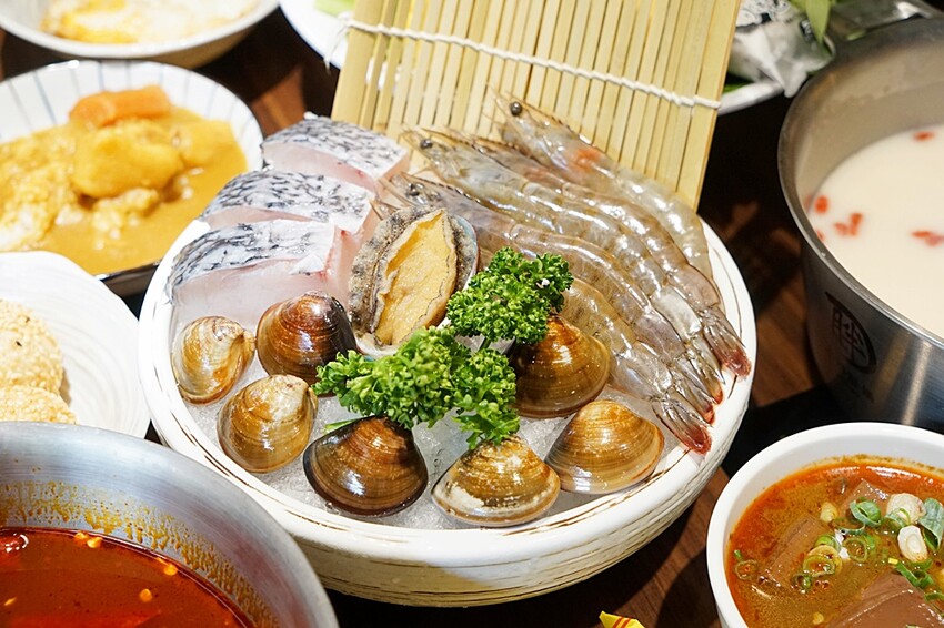 台中霧峰野菜放題鍋物專門店，超過40種以上食材讓你無限吃！限時優惠活動肉品買一送一，還免服務費！！