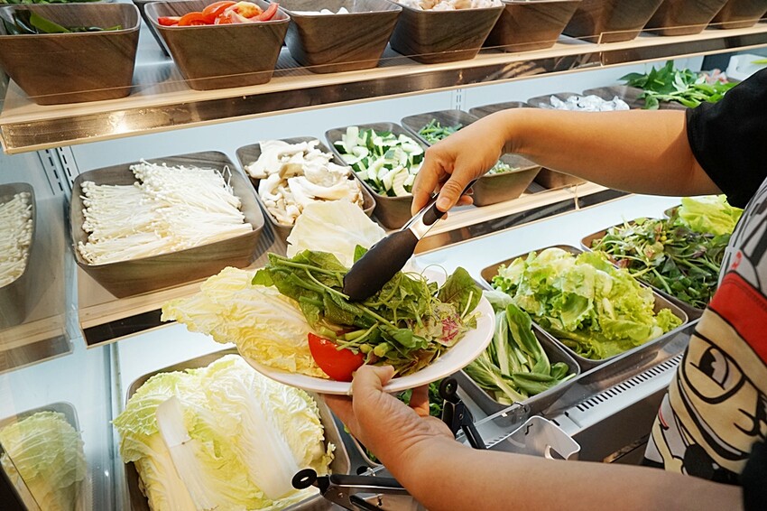 台中霧峰野菜放題鍋物專門店，超過40種以上食材讓你無限吃！限時優惠活動肉品買一送一，還免服務費！！