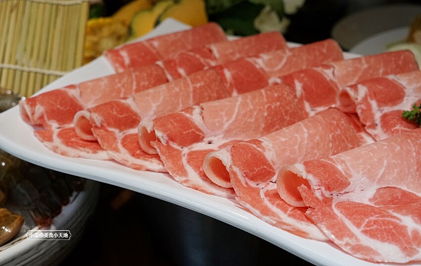 台中霧峰野菜放題鍋物專門店，超過40種以上食材讓你無限吃！限時優惠活動肉品買一送一，還免服務費！！