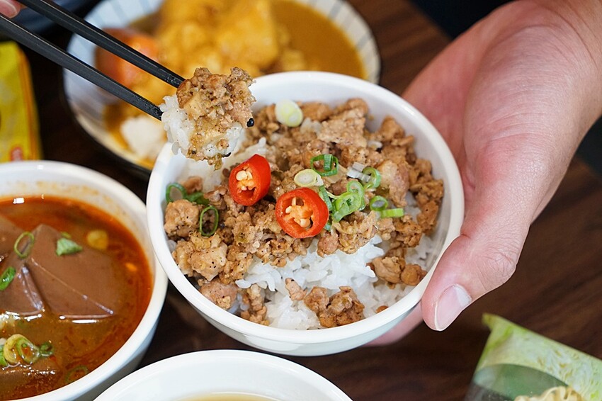 台中霧峰野菜放題鍋物專門店，超過40種以上食材讓你無限吃！限時優惠活動肉品買一送一，還免服務費！！