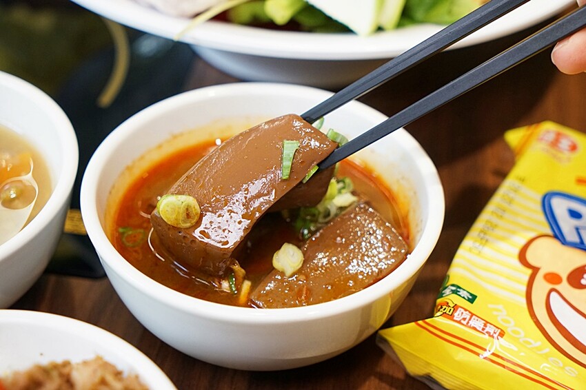 台中霧峰野菜放題鍋物專門店，超過40種以上食材讓你無限吃！限時優惠活動肉品買一送一，還免服務費！！