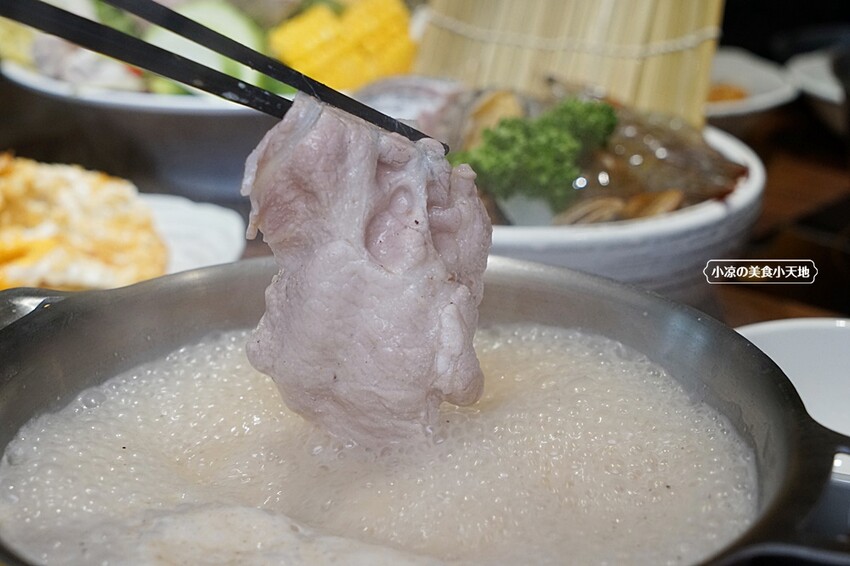 台中霧峰野菜放題鍋物專門店，超過40種以上食材讓你無限吃！限時優惠活動肉品買一送一，還免服務費！！