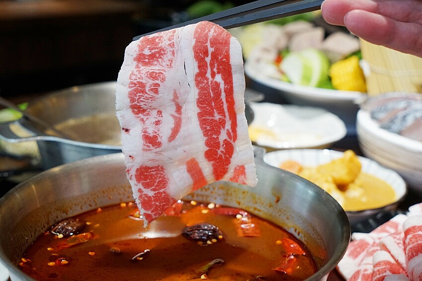 台中霧峰野菜放題鍋物專門店，超過40種以上食材讓你無限吃！限時優惠活動肉品買一送一，還免服務費！！