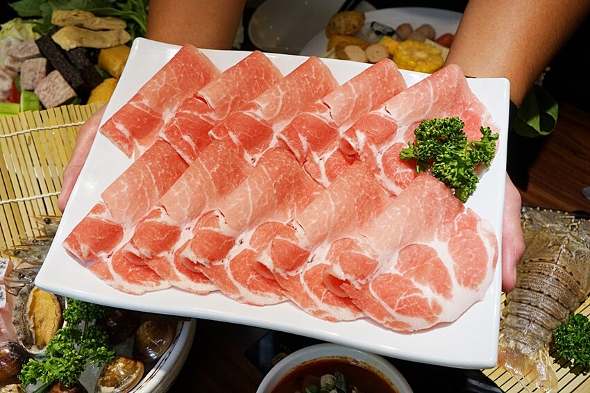 台中霧峰野菜放題鍋物專門店，超過40種以上食材讓你無限吃！限時優惠活動肉品買一送一，還免服務費！！