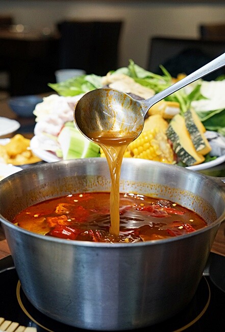 台中霧峰野菜放題鍋物專門店，超過40種以上食材讓你無限吃！限時優惠活動肉品買一送一，還免服務費！！