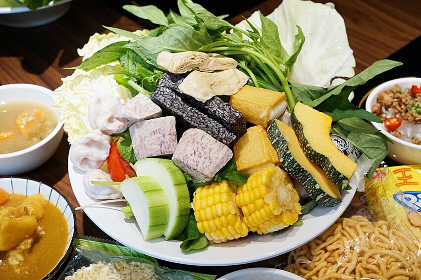 台中霧峰野菜放題鍋物專門店，超過40種以上食材讓你無限吃！限時優惠活動肉品買一送一，還免服務費！！