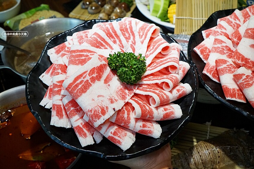 台中霧峰野菜放題鍋物專門店，超過40種以上食材讓你無限吃！限時優惠活動肉品買一送一，還免服務費！！