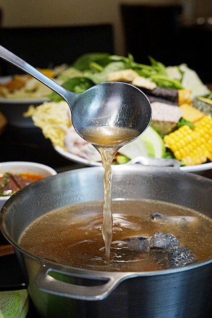 台中霧峰野菜放題鍋物專門店，超過40種以上食材讓你無限吃！限時優惠活動肉品買一送一，還免服務費！！