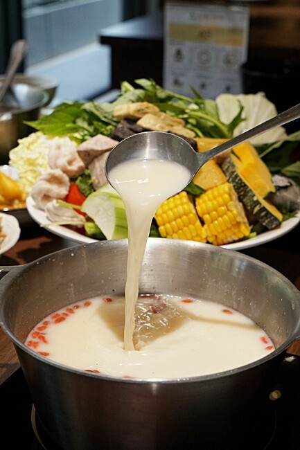 台中霧峰野菜放題鍋物專門店，超過40種以上食材讓你無限吃！限時優惠活動肉品買一送一，還免服務費！！