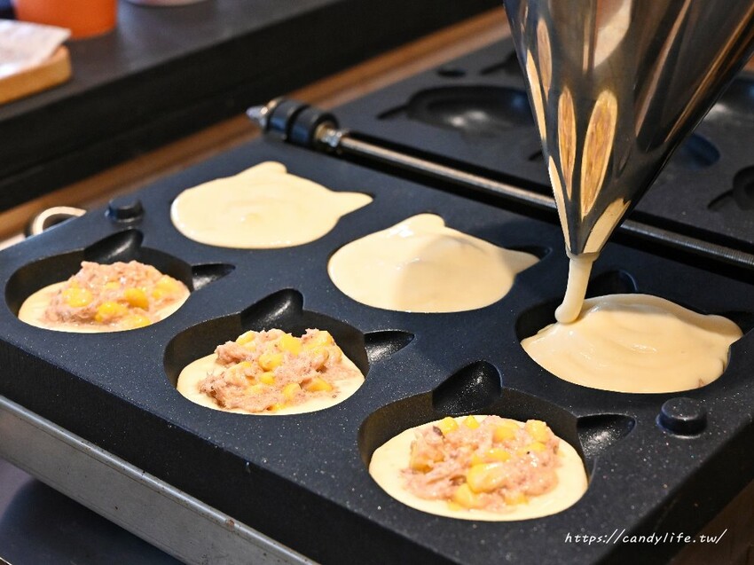 台中超萌柴犬雞蛋糕在這裡，現點現烤，咬下去會大爆餡！