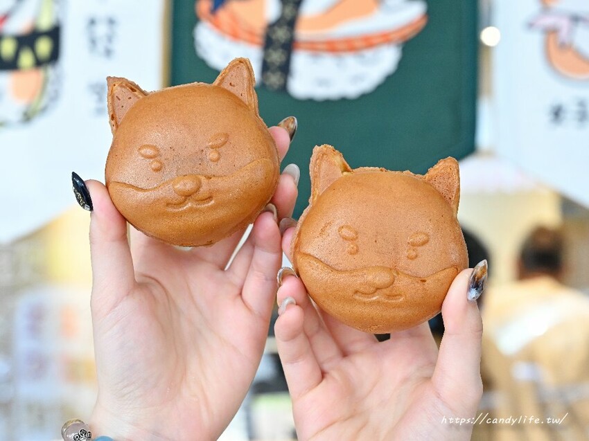 台中超萌柴犬雞蛋糕在這裡，現點現烤，咬下去會大爆餡！