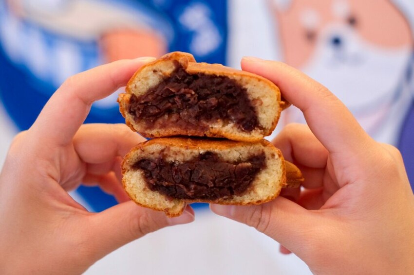 【台中美食】豆燒本舖|勤美・萌度爆表的柴犬雞蛋糕,現點現烤大口咬下會爆漿 ! - 肉依小姐吃什麼