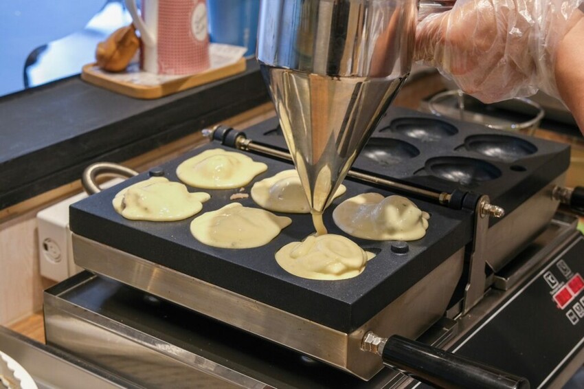 【台中美食】豆燒本舖|勤美・萌度爆表的柴犬雞蛋糕,現點現烤大口咬下會爆漿 ! - 肉依小姐吃什麼