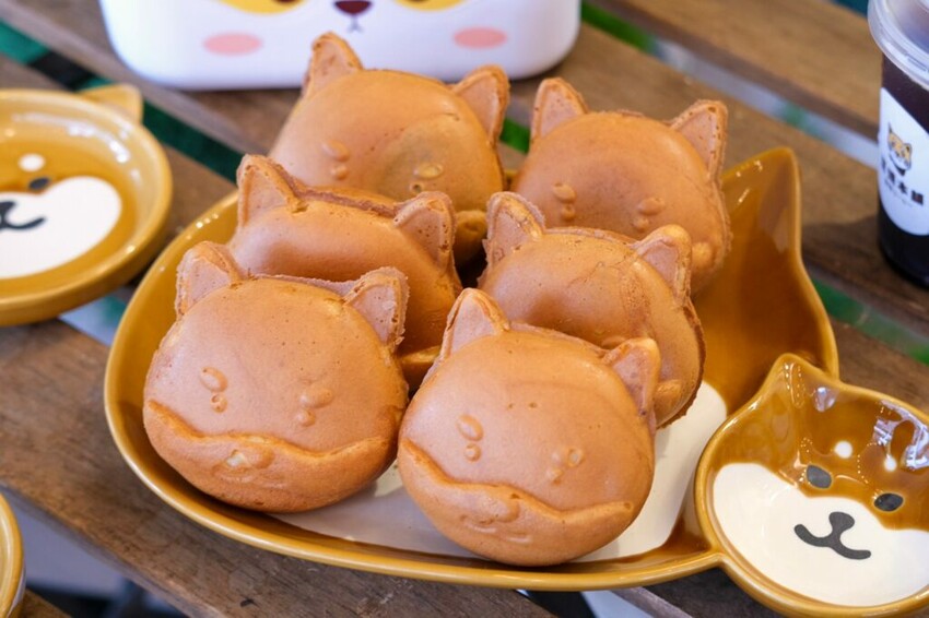 【台中美食】豆燒本舖|勤美・萌度爆表的柴犬雞蛋糕,現點現烤大口咬下會爆漿 ! - 肉依小姐吃什麼